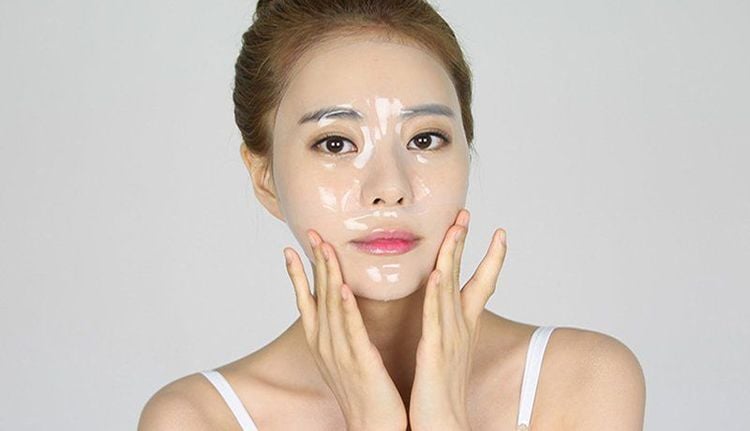 Áp dụng mặt nạ ngủ sau khi đã hoàn thiện các bước chăm sóc da ban đêm